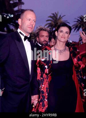 Bruce Willis et demi Moore au Festival de Cannes 1997 qui s'est tenu au Palais des Festivals le 7,1997 mai à Cannes, France. Banque D'Images