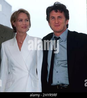 Robin Wright et Sean Penn au Festival de Cannes 1997 qui s'est tenu au Palais des Festivals le 16,1997 mai à Cannes, France. Banque D'Images