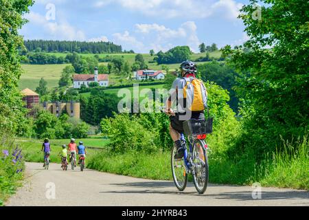 Trois générations de faire un tour à vélo dans la belle nature dans le sud de l'Allemagne Banque D'Images