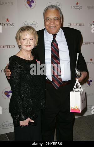 James Earl Jones et Cecilia Hart à « Love Letters » Performance au profit de la Fondation Elizabeth Taylor HIV/AIDS tenue aux studios Paramount à Los Angeles. Banque D'Images