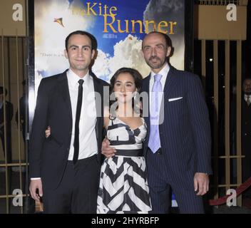 Khalid Abdalla, Atossa Leoni et Shaun Toub assistent à la première de 'The Kite Runner' qui s'est tenue au Théâtre égyptien de Los Angeles. Banque D'Images