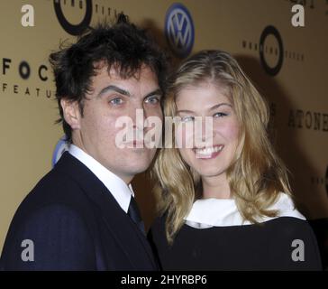 Joe Wright et Rosamund Pike assistent à la première de l'Exonement, qui s'est tenue à l'Académie des arts et des sciences du mouvement à Beverly Hills, Los Angeles. Banque D'Images