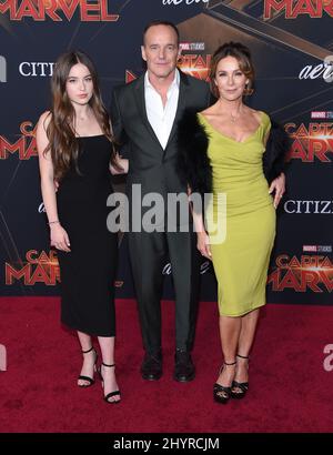 PHOTO DU DOSSIER: Jennifer Gray divorce mari Clark Gregg après 19 ans de mariage. Stella Gregg, Clark Gregg et Jennifer Gray lors de la première mondiale de « Captain Marvel » qui s'est tenue au théâtre El Capitan le 4 mars 2019 à Hollywood, Californie. Banque D'Images