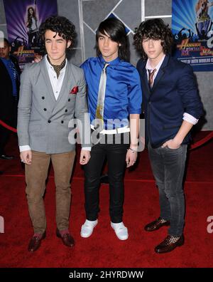 Jonas Brothers assiste à la première mondiale de Hannah Montana et Miley Cyrus « le meilleur concert des deux mondes » qui s'est tenue au théâtre El Capitan en Californie. Banque D'Images