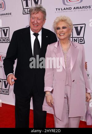 Photo du dossier datée du 13/03/05, de Suzanne Pleshette et de son mari Tom Poston qui assistaient aux TV Land Awards 2005 à Santa Monica, CA. L'actrice américaine Suzanne Pleshette est décédée à l'âge de 70 ans, dans la soirée du 19 janvier 2008, d'une insuffisance respiratoire chez elle à Los Angeles. Banque D'Images