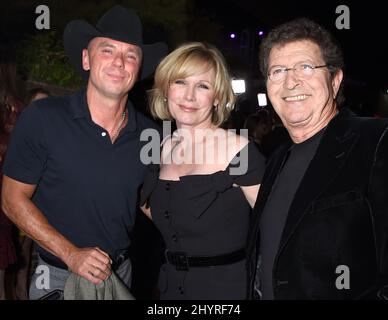 Le chanteur-compositeur Mac Davis est un état critique après une chirurgie cardiaque à Nashville, TN 1 novembre 2016 Nashville, TN. Kenny Chesney, Mac Davis et sa femme Lise Gerard BMI's Annual Country Awards 64th célèbrent l'extraordinaire carrière de compositeur de Kenny Chesney en lui remettant le BMI President's Award et en l'honneur de l'auteur-compositeur de pays, Song and Publisher of the Year et saluez les auteurs et éditeurs des 50 chansons les plus joutées de l'année passée du catalogue national de BMI tenu dans les bureaux de BMI Music Row Banque D'Images