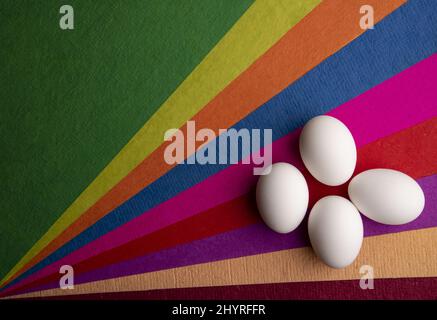 Vue de dessus des œufs de Pâques sur les papiers colorés Banque D'Images