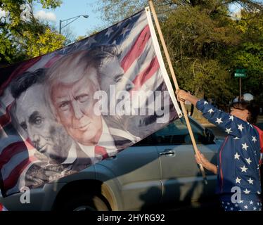 Partisans et manifestants présidentiels à l'extérieur de l'université de Belmont, où se tiendra le deuxième et dernier débat présidentiel à Nashville, Tennessee, le 22 octobre 2020. Banque D'Images