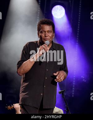 La légende du pays Charley Pride est décédée le samedi 12 décembre 2020, à Dallas, Texas, de complications de Covid-19 à l'âge de 86 ans. Charley Pride se déroulant au CMA Fest 2018 qui se tient au Nissan Stadium le 8 juin 2018 à Nashville, Tennessee Banque D'Images