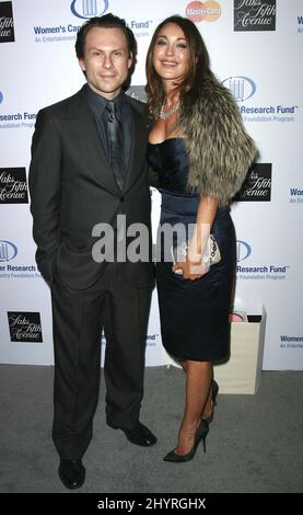 Christian Slater et Tamara Mellon assistent à la soirée inoubliable de Saks Fifth Avenue pour profiter du Fonds de recherche sur le cancer des femmes du FEI qui s'est tenu à l'hôtel Beverly Wilshire en Californie. Banque D'Images