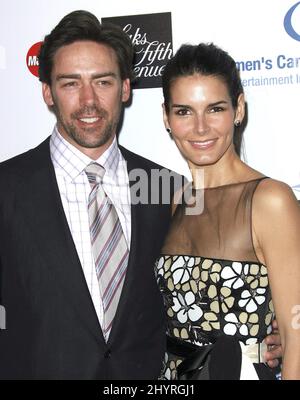 Angie Harmon et Jason Sehorn assistent à la soirée inoubliable de Saks Fifth Avenue pour profiter du Fonds de recherche sur le cancer des femmes du FEI qui s'est tenu à l'hôtel Beverly Wilshire en Californie. Banque D'Images