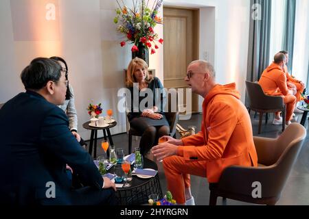 LA HAYE, PAYS-BAS - MARS 15: Président du comité national paralympique Raymon Blondel en conversation avec l'ambassadeur chinois aux pays-Bas Tan Jian lors de la cérémonie des athlètes paralympiques à Catshuis le 15 mars 2022 à la Haye, pays-Bas (photo de Jeroen Meuwsen/BSR Ageny) NOCNSF Banque D'Images