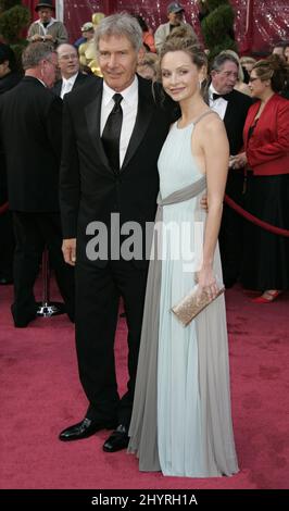 Harrison Ford et Calista Flockhart arrivent aux oscars 80th à Hollywood, en Californie. Banque D'Images