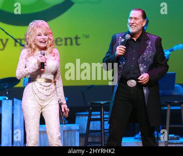 Randy Parton le chanteur-compositeur américain, acteur et homme d'affaires frère de Dolly Parton est décédé du cancer le 21 janvier 2021 à l'âge de 67 ans à Pigeon Forge, TN. (PAS de TABLOÏDES américains) 1 mai 2015 Pigeon Forge, TN. Dolly Parton et Randy Parton Dollywood ont célébré l'anniversaire de 30th au théâtre de célébrités de Dollywood Banque D'Images