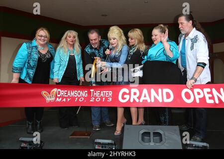 Randy Parton le chanteur-compositeur américain, acteur et homme d'affaires frère de Dolly Parton est décédé du cancer le 21 janvier 2021 à l'âge de 67 ans à Pigeon Forge, TN. (PAS de TABLOÏDES américains) 10 mai 2013 Pigeon Forge, TN. Dolly Parton et Cassie Parton et Randy Parton Dolly Parton dévoile « My People » au Dreamsong Theatre de Dollywood Banque D'Images