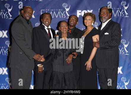 PHOTO DU FICHIER: L'actrice Cicely Tyson, lauréate d'un prix de scène et d'écran, est décédée à l'âge de 96 ans aujourd'hui, le 28 janvier 2021. 16 septembre 2007 : Los Angeles, CA Louis Gossett Jr., Ben Vereen, Cicely Tyson, LeVar Burton, Leslie Uggams, Et John Amos de 'Roots' 59th Primetime EMMY Awards salle de presse tenue au Shrine Auditorium Banque D'Images