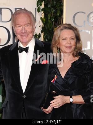 PHOTO DU DOSSIER : Christopher Plummer, l'acteur d'origine canadienne qui a joué dans le son de la musique est décédé vendredi matin chez lui au Connecticut. Il avait 91 ans. 17 janvier 2010 Beverly Hills, ca. Christopher Plummer et son épouse Elaine Taylor les Golden Globe Awards 67th qui ont eu lieu à l'hôtel Beverly Hilton Banque D'Images