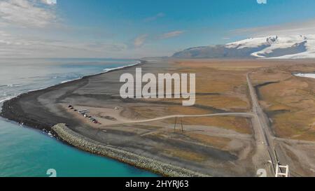 Lac glaciaire de Jokullsarlon dans le sud-ouest de l'Islande. Vue panoramique aérienne des icebergs sur la plage. Banque D'Images