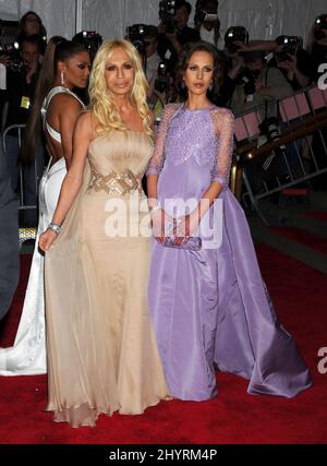 Donatella Versace et Allegra Beck arrivent au Gala du Costume Institute qui s'est tenu au Metropolitan Museum de New York. Banque D'Images