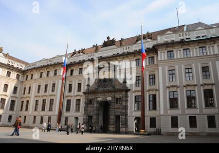 Le château de Prague est un château de Prague où les rois tchèques, les empereurs romains et les présidents de la Tchécoslovaquie et de la République tchèque ont eu leurs bureaux. Les joyaux de la couronne du Royaume de Bohême sont conservés ici. Le château de Prague est l'un des plus grands châteaux du monde. Banque D'Images