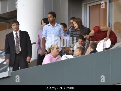 Tom Cruise, Katie Holmes, Connor Cruise, Isabella Cruise et Suri Cruise regarder David Beckham jouer pour LA Galaxy au Home Depot Center de Los Angeles. Banque D'Images