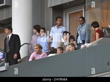 Tom Cruise, Katie Holmes, Connor Cruise, Isabella Cruise et Suri Cruise regarder David Beckham jouer pour LA Galaxy au Home Depot Center de Los Angeles. Banque D'Images