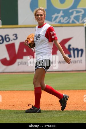 Carrie Underwood au concours de softball City of Hope Celebrity au Greer Stadium de Nashville, Tennessee. Banque D'Images