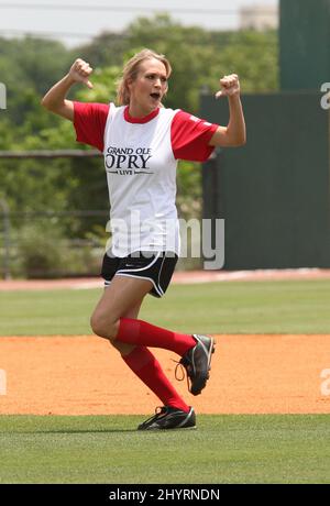 Carrie Underwood au concours de softball City of Hope Celebrity au Greer Stadium de Nashville, Tennessee. Banque D'Images