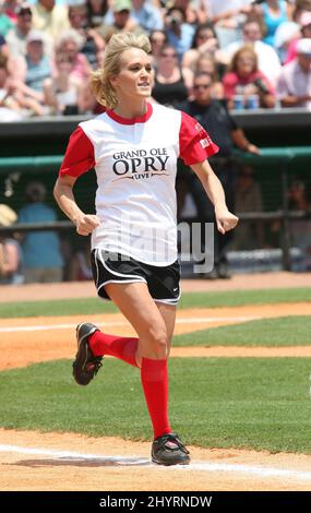 Carrie Underwood au concours de softball City of Hope Celebrity au Greer Stadium de Nashville, Tennessee. Banque D'Images