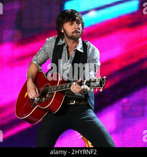Dave Haywood de Lady Antebellum joue en direct sur scène le jour du festival de musique CMA des concerts de nuit qui ont lieu à LP Field, à Nashiville. Banque D'Images