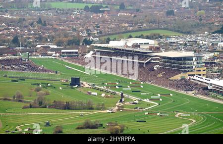 La vue depuis Cleeve Hill pendant l'obstacle du Sky Bet Supreme Novice le premier jour du Cheltenham Festival à Cheltenham Racecourse. Date de la photo: Mardi 15 mars 2022. Banque D'Images