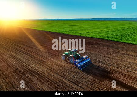Agriculteur dans la préparation du tracteur avec terres agricoles semis pour l'année suivante Banque D'Images