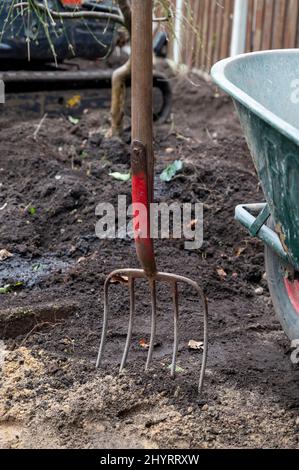 Jardin ou arrière-cour entièrement rénové par des professionnels au printemps, travaux de jardin Banque D'Images