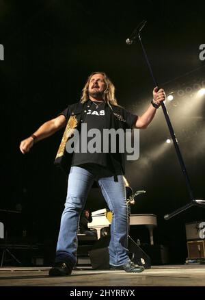 Johnny Van Zant de Lynyrd Skynyrd se produit en direct sur scène au Bethel Woods Center for the Arts lors de la « Rrowdy Frynds Tour 2008 ». Banque D'Images