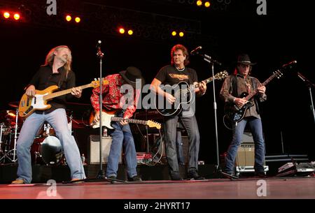 Randy Threet, Billy Crain, Henry Paul et Chris Anderson des Outlaws se sont produits en direct sur scène pour soutenir Lynyrd Skynyrd au Centre des arts de Bethel Woods, New York. Banque D'Images