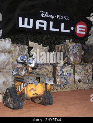 Le robot Wall-E à la première mondiale du « Wall-E » de Disney Pixar au théâtre grec de Los Angeles. Banque D'Images