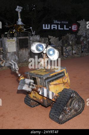 Le robot Wall-E à la première mondiale du « Wall-E » de Disney Pixar au théâtre grec de Los Angeles. Banque D'Images