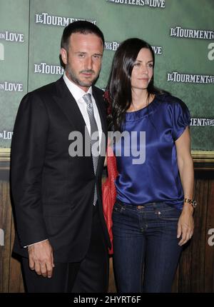David Arquette et Courteney Cox-Arquette participant à la première du court-métrage « The Butler's In Love », Los Angeles. Banque D'Images