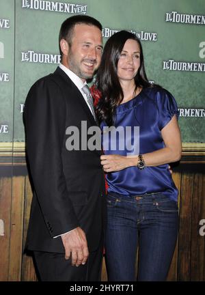 David Arquette et Courteney Cox-Arquette participant à la première du court-métrage « The Butler's In Love », Los Angeles. Banque D'Images