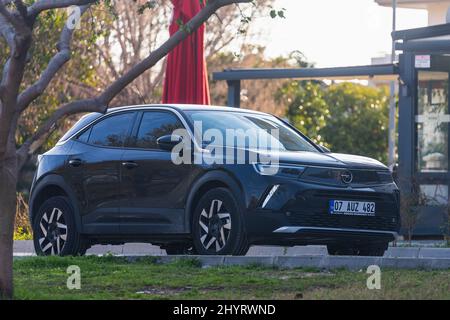 Side, Turquie – 02 2022 février : Black Opel Mokka est garée dans la rue par une chaude journée d'été Banque D'Images