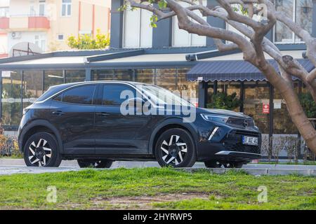 Side, Turquie – 02 2022 février : Black Opel Mokka est garée dans la rue par une chaude journée d'été Banque D'Images
