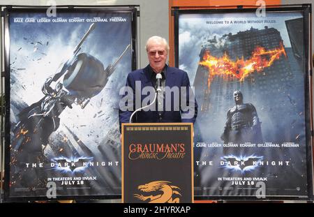 Sir Michael Caine est honoré de sa main et de ses empreintes de pas coulées en ciment, en conjonction avec la sortie du dernier film de Warner Brothers « The Dark Knight », au théâtre chinois de Grauman, à Hollywood. Banque D'Images