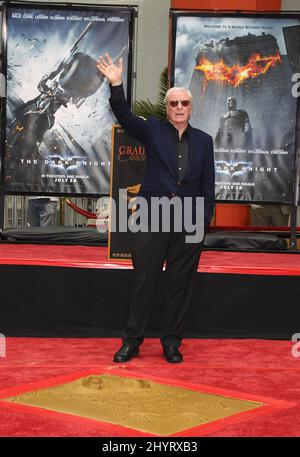 Sir Michael Caine est honoré de sa main et de ses empreintes de pas coulées en ciment, en conjonction avec la sortie du dernier film de Warner Brothers « The Dark Knight », au théâtre chinois de Grauman, à Hollywood. Banque D'Images