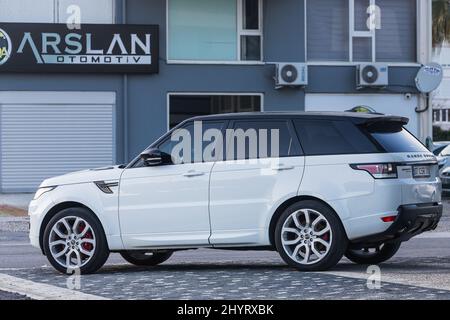 Side ; Turquie – Mars 05 2022 : White Land Rover Range Rover Sport est stationné dans la rue par temps chaud Banque D'Images