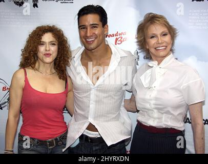 Bernadette Peters, Mario Lopez et Mary Tyler Moore à Broadway Barks 10 à Shubert Alley à New York. Banque D'Images