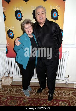 Anita Gillette et Lee Roy assistent à la soirée de presse « Trial on the Potomac, la destitution de Richard Nixon » qui s'est tenue au Theatre de St. Clements le 5 août 2021 à New York, NY Banque D'Images