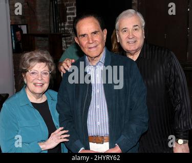 Anita Gillette, Rich Little et Lee Roy assistent à la soirée de presse « Trial on the Potomac, la destitution de Richard Nixon » qui s'est tenue au Théâtre de St. Clements le 5 août 2021 à New York City, NY Banque D'Images