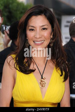 Michelle Yeoh assistant à la première américaine « The Mummy: Tomb of the Dragon Emperor » qui s'est tenue à l'amphithéâtre Gibson de Los Angeles. *** Légende locale *** - Banque D'Images