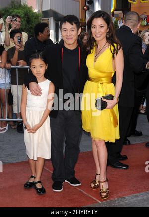 Jet Li, la fille Jane et Michelle Yeoh assistant à la première américaine « la momie : tombe de l'empereur du dragon » qui s'est tenue à l'amphithéâtre Gibson de Los Angeles. Banque D'Images