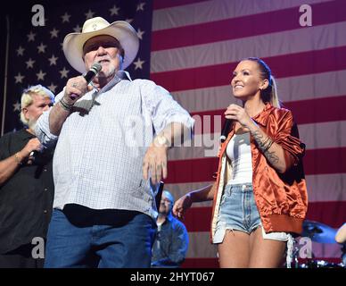 Johnny Lee et Cherish Lee se sont produits pendant le Jam volontaire : un salut musical à Charlie Daniels au Bridgestone Arena le 18 août 2021 à Nashville, TN. Banque D'Images